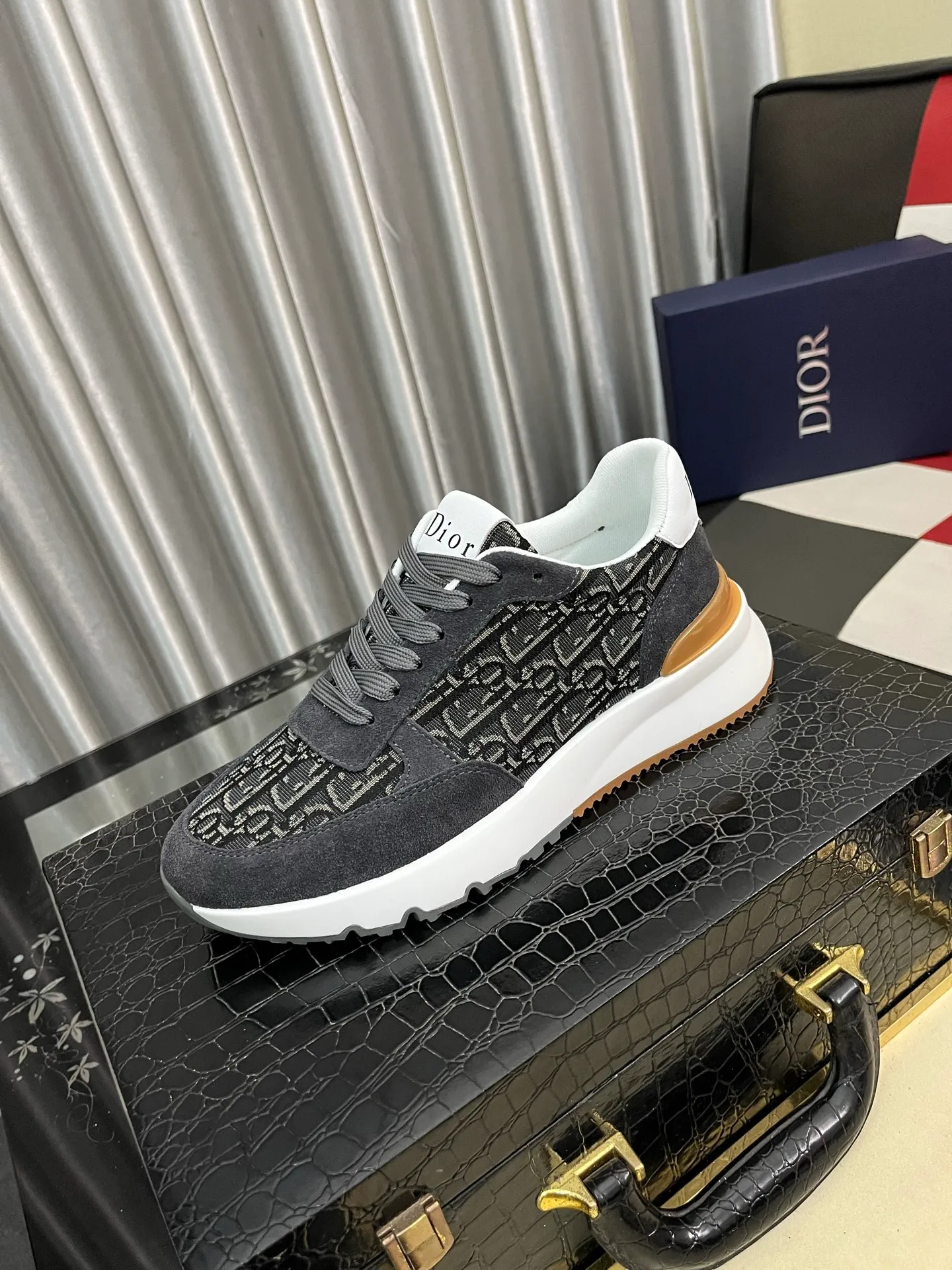 Men's shoes 💰438⌚️⌚️ [Dior] new casual shoes. Exclusive mold-making custom style, the fabric is imported from Italy, and the leather is breathable inside. Exclusively molded and customized outsole is wear-resistant. Counter-level version, perfect matching, on-shoe effect, and exquisite workmanship. Code number: 38-444️⃣Colors available